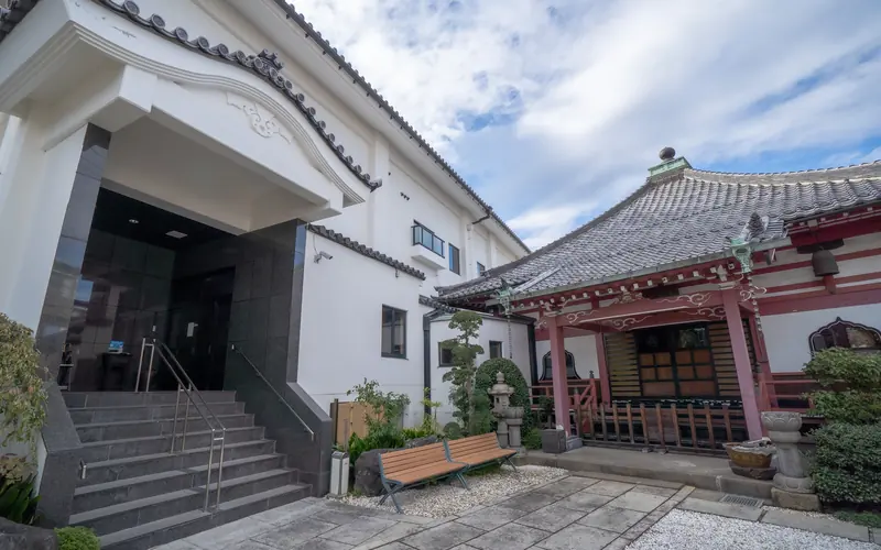 理性院会館の会館入口と本堂(斜め)