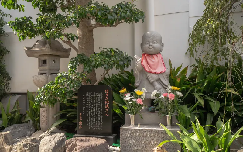理性院会館の境内の地蔵と灯籠