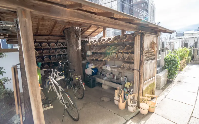 理性院会館の墓参用の桶置き場