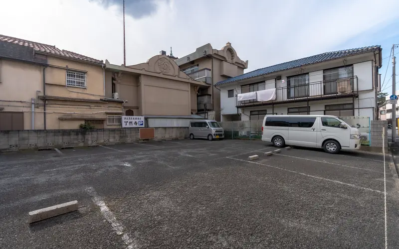 了然寺会館の駐車場(全景・右寄り)