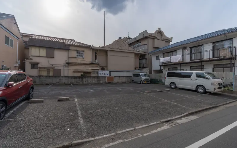 了然寺会館の駐車場(全景・道路側)
