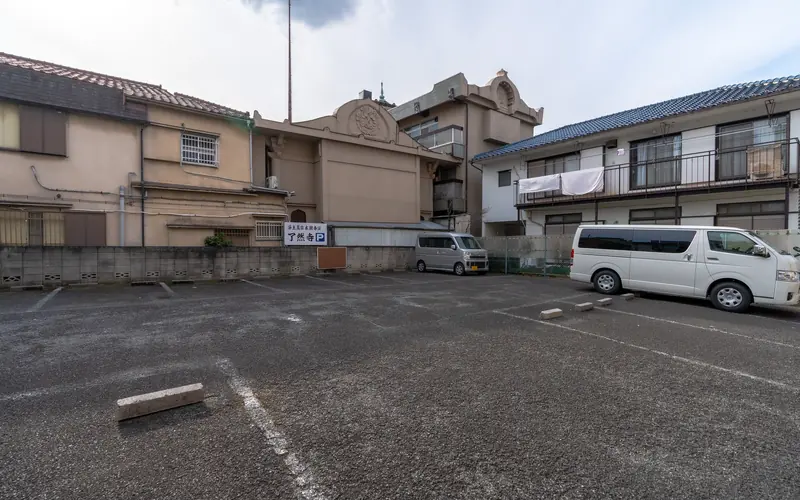 了然寺会館の駐車場(看板側)