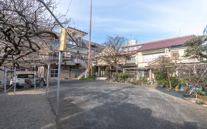了然寺会館の境内(山門側から)