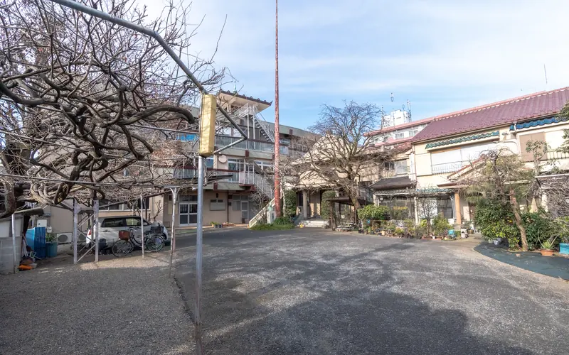 了然寺会館の境内(建物を望む)