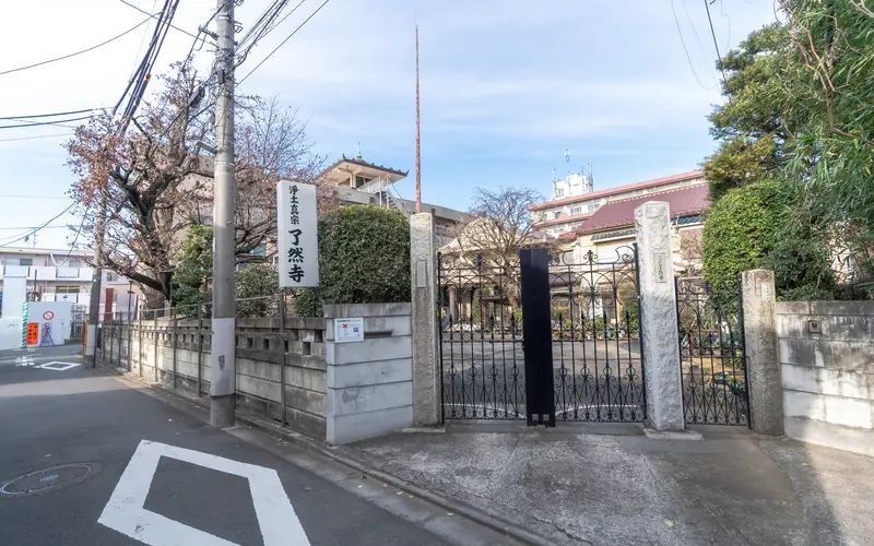 了然寺会館の山門前の道路(左より)