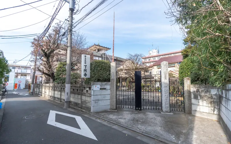 了然寺会館の山門前の道路(遠景)