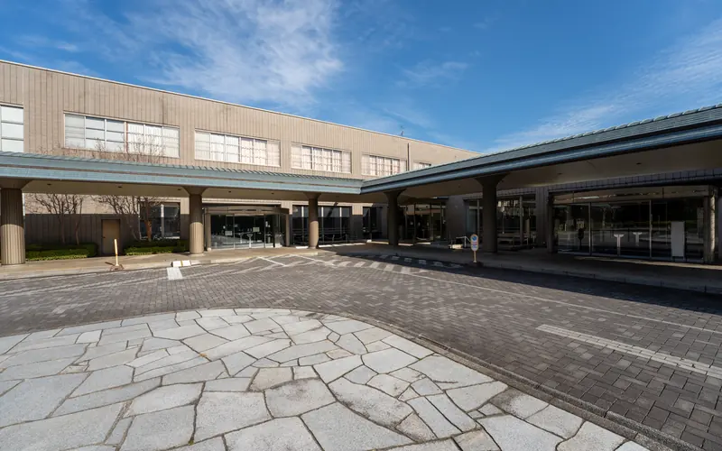 相模原市営斎場の玄関前の広場