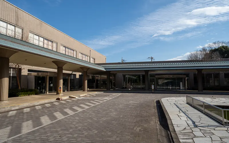 相模原市営斎場の建物の外観(車寄せ)