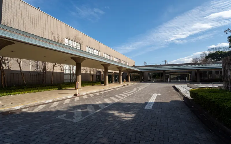 相模原市営斎場の車寄せ沿いの車路(遠景)