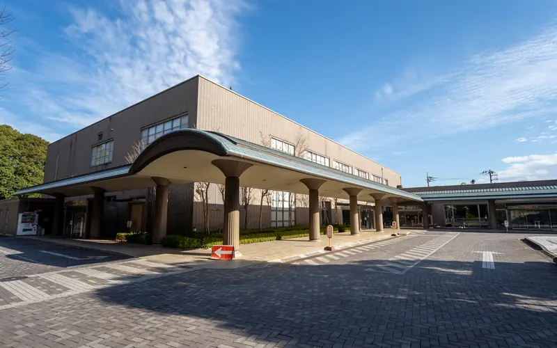 相模原市営斎場の外観(左手に自販機)