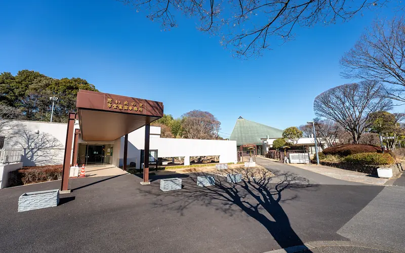 思い出の里会館の霊園事務所の車寄せ