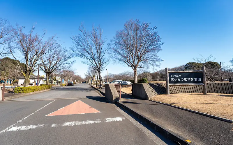 思い出の里会館の霊園入口前の道路