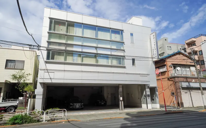 サポートセンター江東の建物の外観（やや左から）