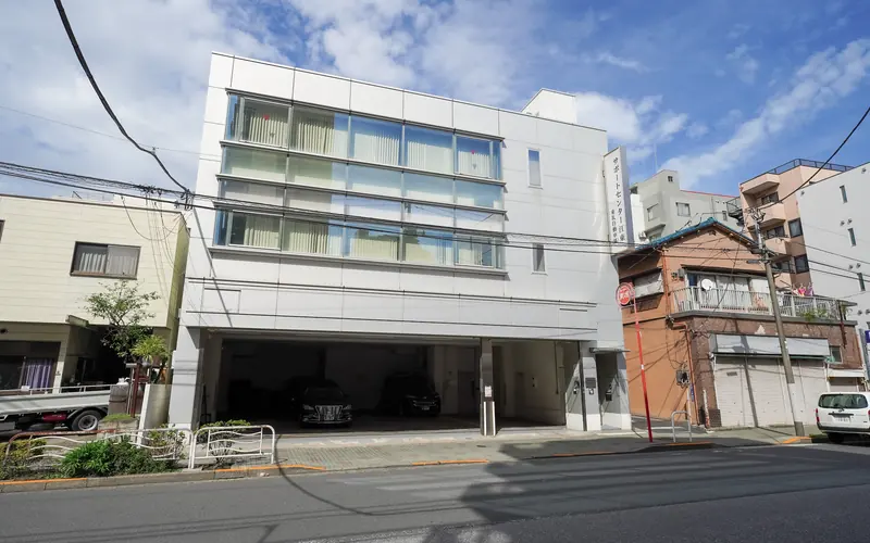 サポートセンター江東の建物の外観(やや左から)