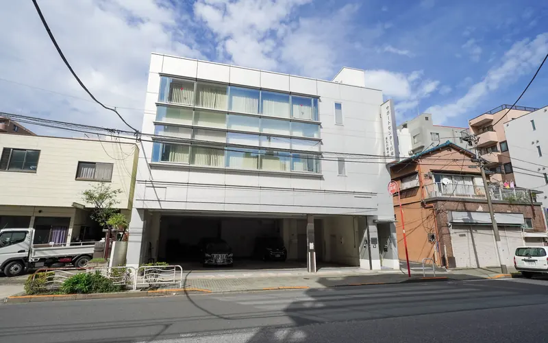 サポートセンター江東の建物の外観（やや左から）