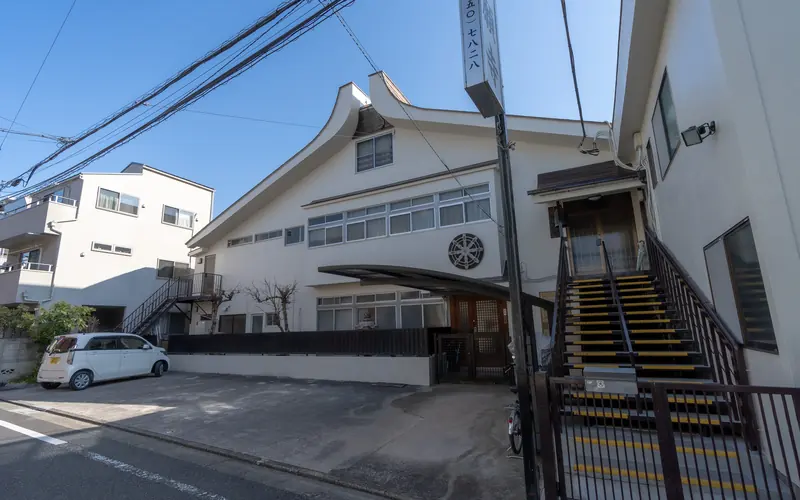 誓願寺の建物の外観（階段側）