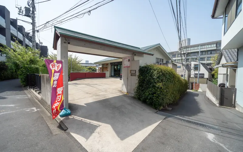 正源寺会館の門と建物(正面)