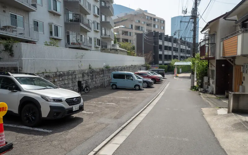 正源寺会館の駐車場と前の道