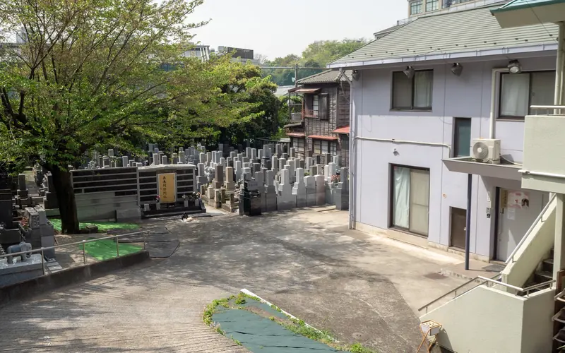 正源寺会館の境内と墓地