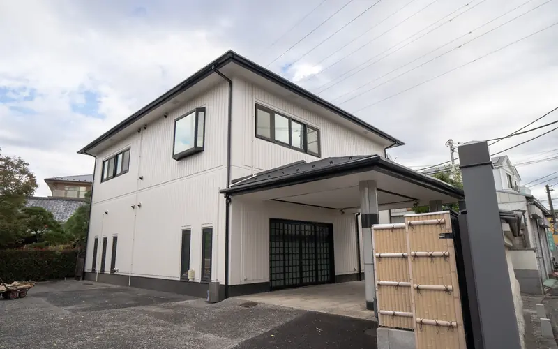 性翁寺 木余堂会館の建物の外観（右から）