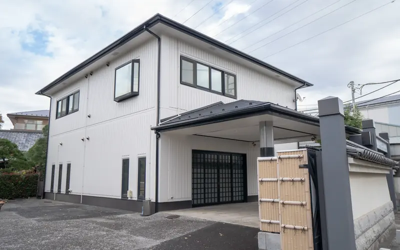 性翁寺 木余堂会館の建物の外観(左から)