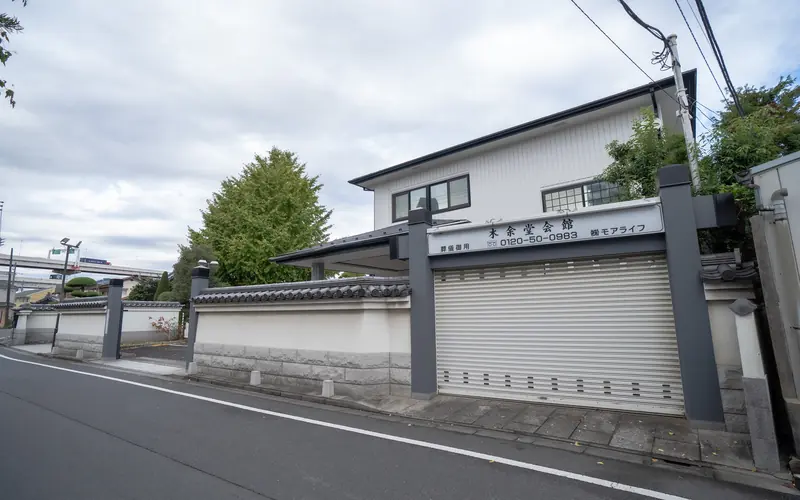 性翁寺 木余堂会館の会館入口の門（斜め）