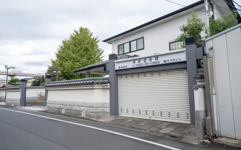 性翁寺 木余堂会館の会館入口の門(正面)