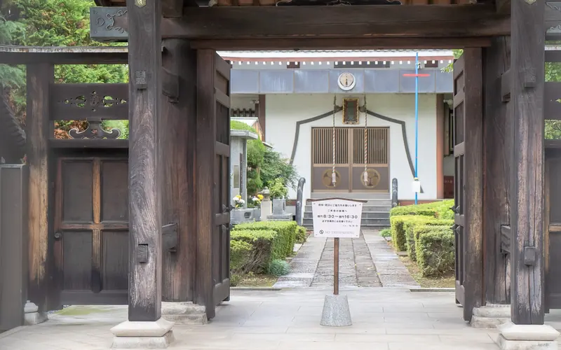 性翁寺 木余堂会館の山門から本堂を望む