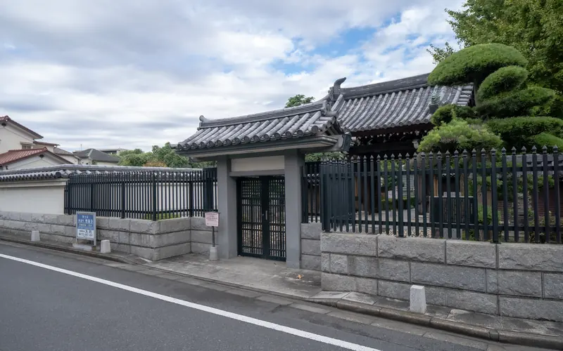性翁寺 木余堂会館の寺の山門(道路側)