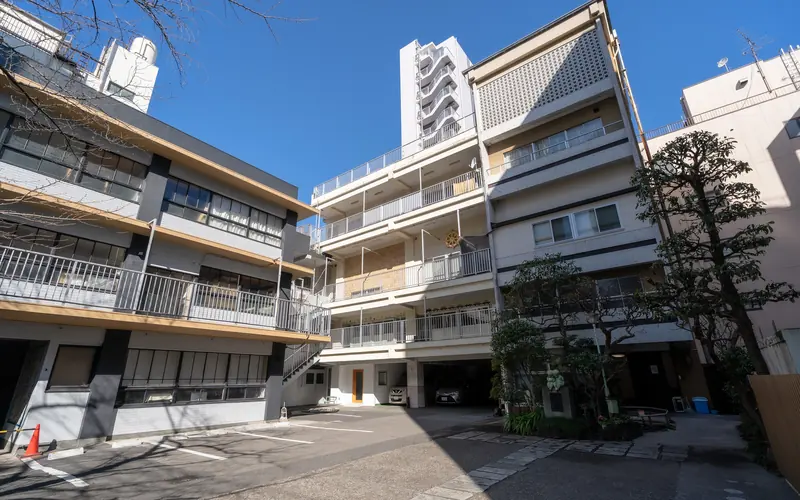 正定寺明和会館の境内の駐車場と建物(広め)