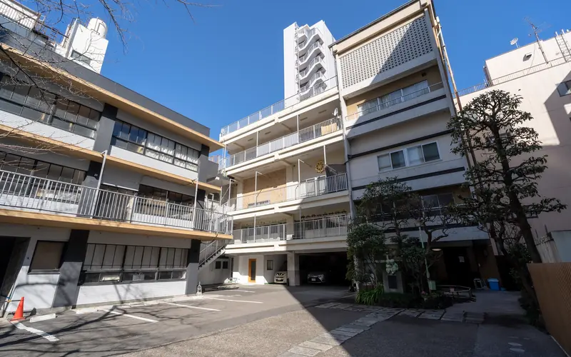 正定寺明和会館の境内の駐車場と建物(寄り)