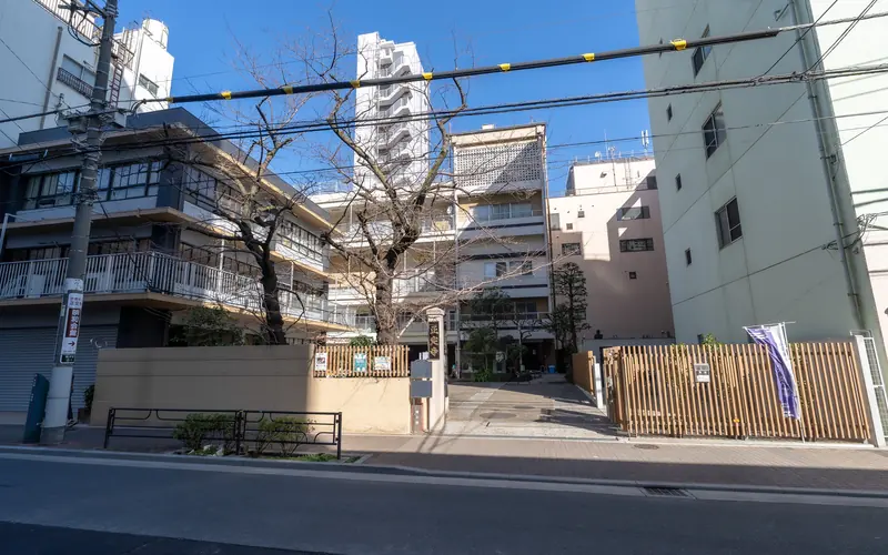 正定寺明和会館の道路から見た門前(近め)