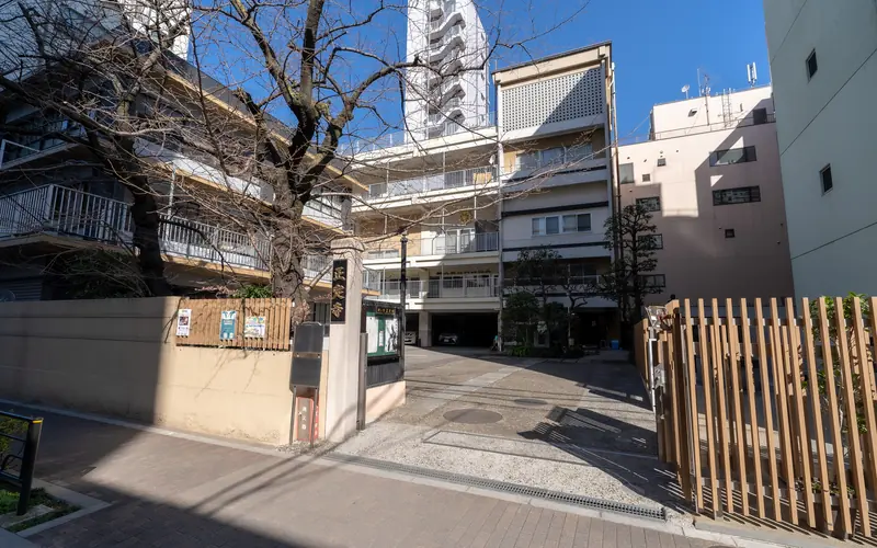 正定寺明和会館の門前の外観(手前から)