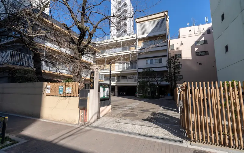 正定寺明和会館の門前の外観(やや引き)