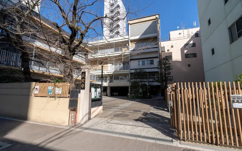 正定寺明和会館の門前の外観(左寄り)