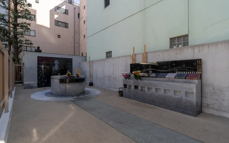 正定寺明和会館の境内の供養施設