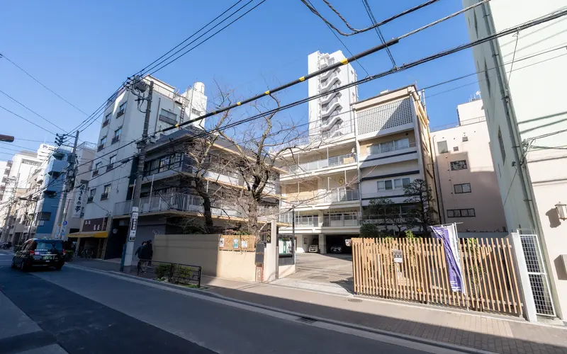 正定寺明和会館の門前の通り(やや遠め)