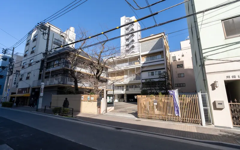 正定寺明和会館の道路から見た門前(遠め)
