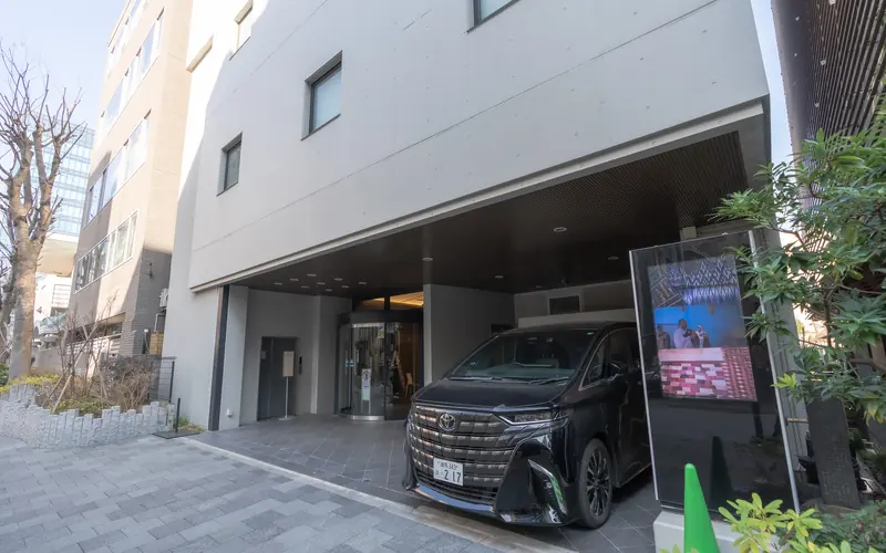 沙羅ホールの入口と車寄せ(斜め)