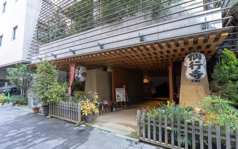 沙羅ホールの提灯のある寺の入口