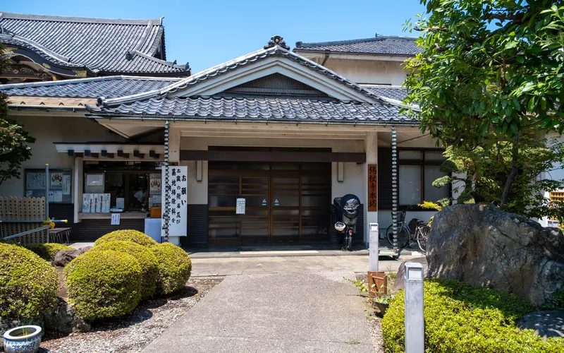 錫杖寺(会館)の会館の外観(右寄り)