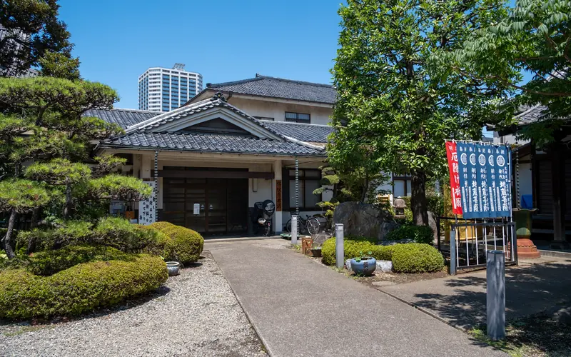 錫杖寺(会館)の会館へ続く庭の通路