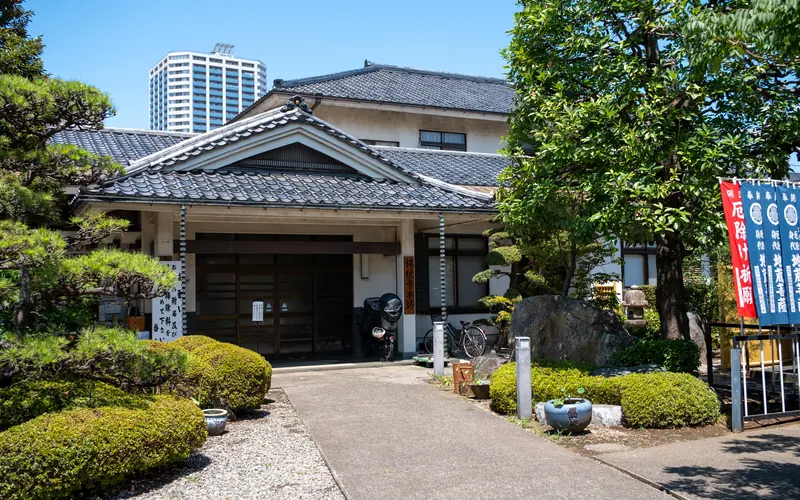 錫杖寺(会館)の会館前の庭と通路