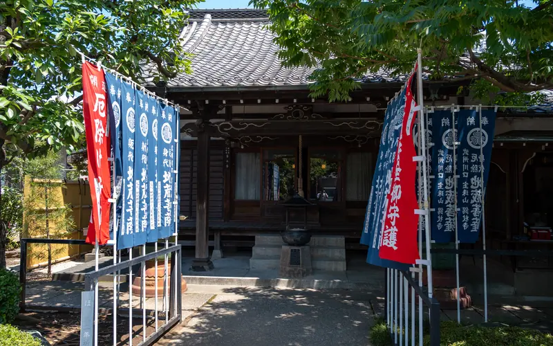 錫杖寺(会館)ののぼり旗が並ぶお堂前