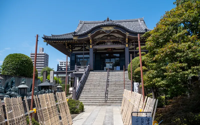 錫杖寺(会館)の本堂(石段の下から)