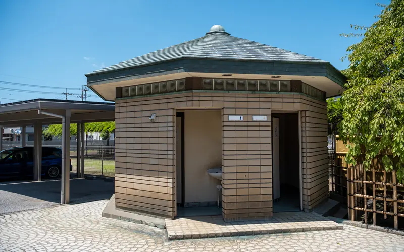 三学院極楽殿の屋外トイレ棟