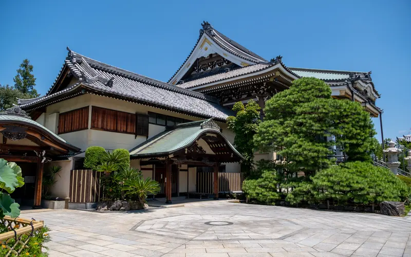 三学院極楽殿の本堂と境内(左から)