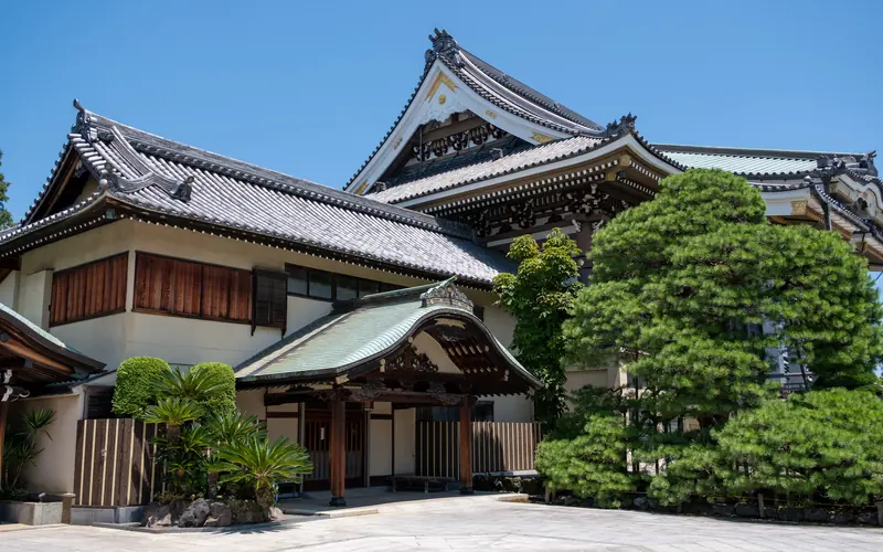 三学院極楽殿の本堂と境内（正面寄り）