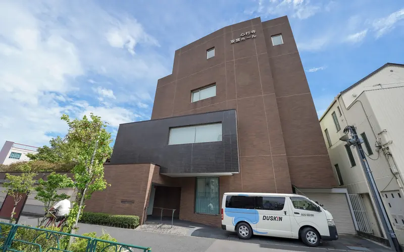 心行寺双葉ホールの建物の外観（街路樹越し）