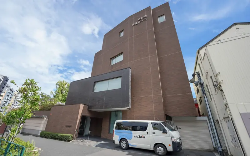 心行寺双葉ホールの建物の外観(左から)